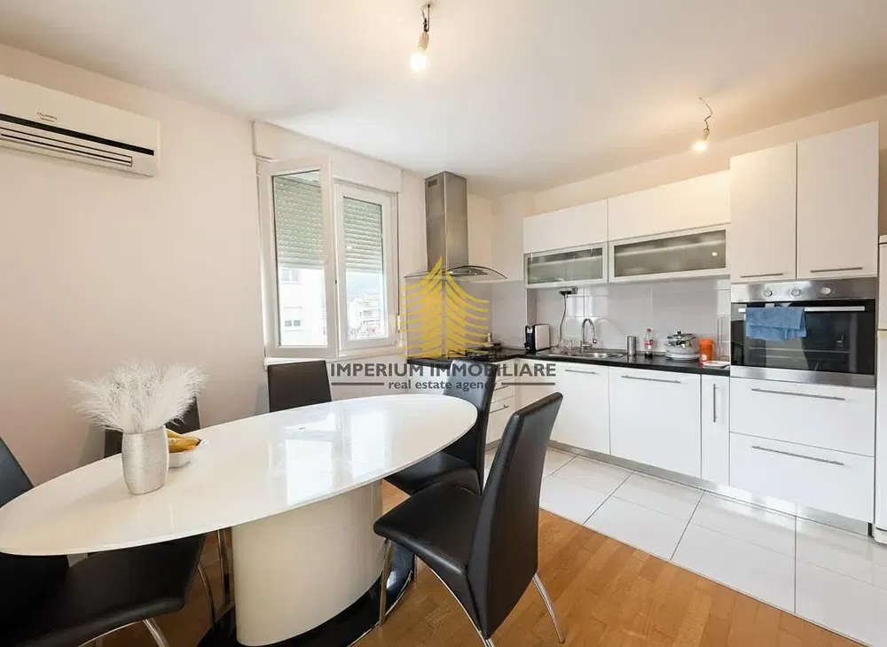 Küche; küchengeräte, tageslicht, moderner stil