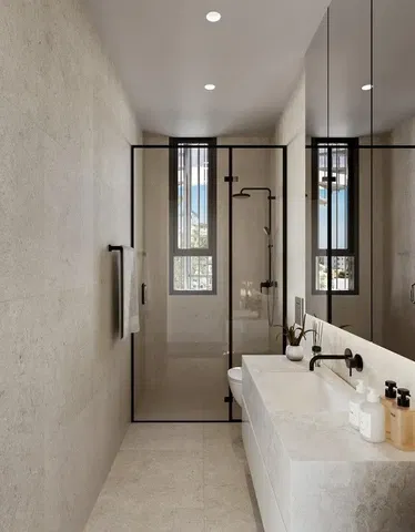 Badkamer; natuurlijk licht, gerenoveerd, tegelvloer