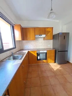 Cuisine; électroménager, carrelage, lumière naturelle