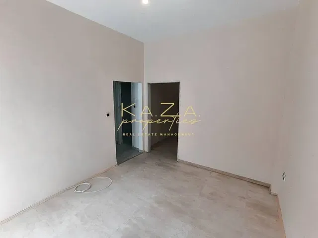 Outro; chão de azulejo, precisa de renovação