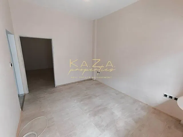 Outro; chão de azulejo, precisa de renovação