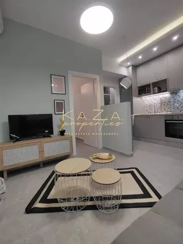 Sala de estar; estilo moderno, eletrodomésticos, luz natural, renovado