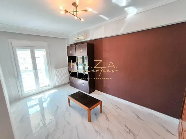 Sala de estar; chão de azulejo, luz natural, renovado