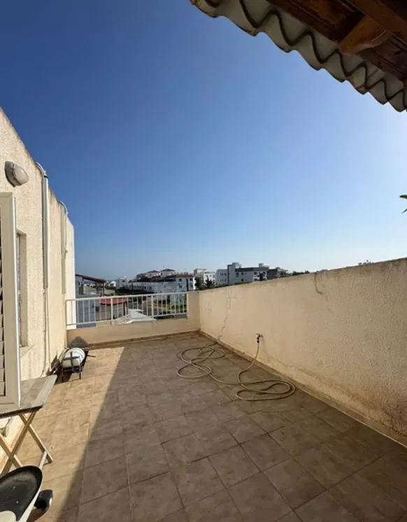 Balkon; fayans zemin, manzara