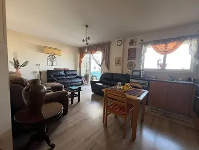 Oturma odası; doğal ışık, mutfak aletleri