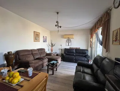 Oturma odası; doğal ışık, ahşap zemin