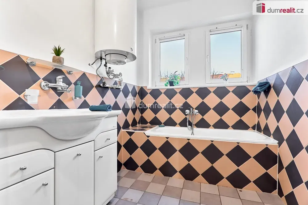 Banyo; fayans zemin, doğal ışık, tadilatlı