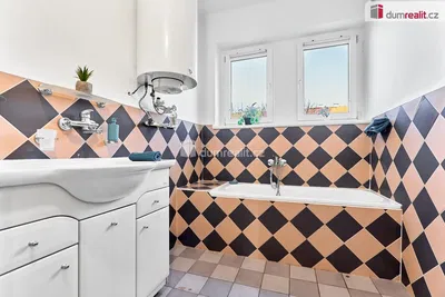Banyo; fayans zemin, doğal ışık, tadilatlı