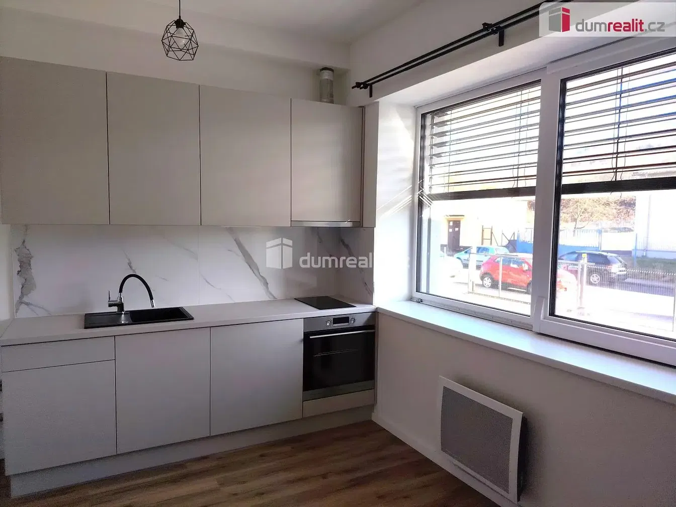 Cucina; elettrodomestici, vista, luce naturale, stile moderno
