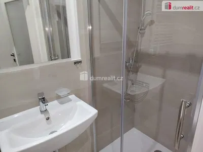 Bagno; pavimento in piastrelle, ristrutturato, luce naturale, stile moderno