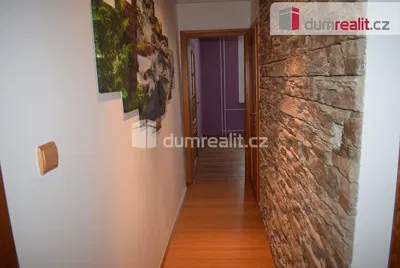 Kammer; holzboden, tageslicht