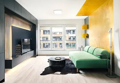 Obývací pokoj; výhled, dřevěná podlaha, přirozené světlo, moderní styl