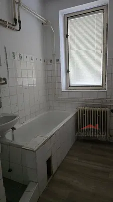Salle de bain; carrelage, nécessite rénovation, lumière naturelle