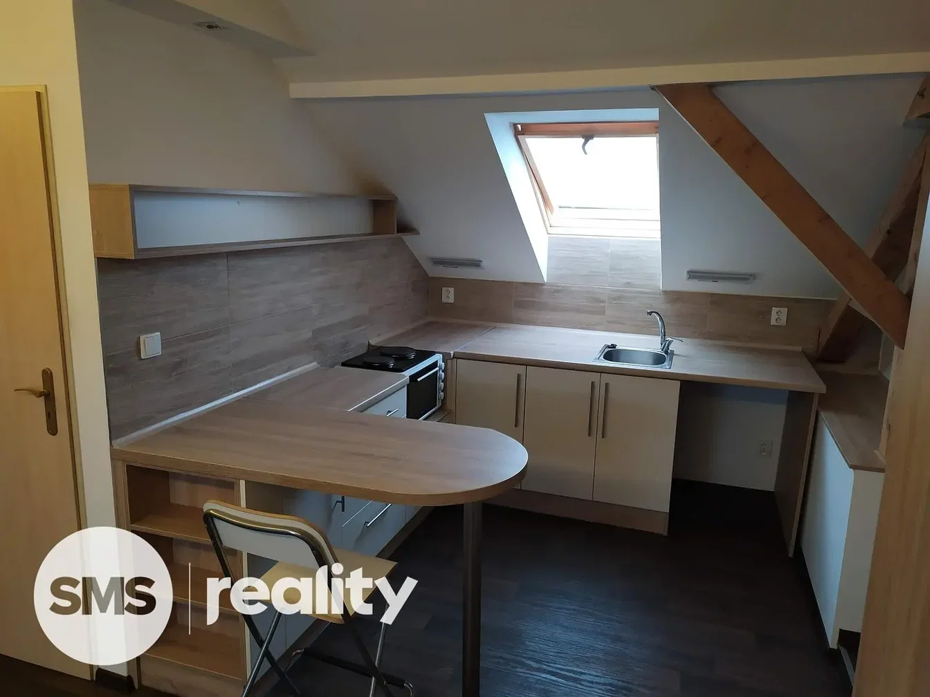Mutfak; mutfak aletleri, fayans zemin, tadilatlı, doğal ışık
