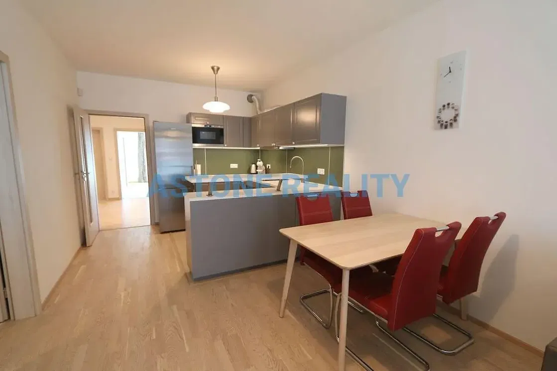 Cuisine; parquet, lumière naturelle, style moderne