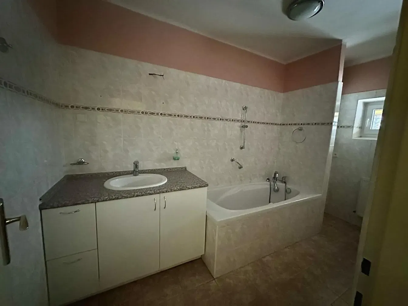 Badezimmer; fliesenboden