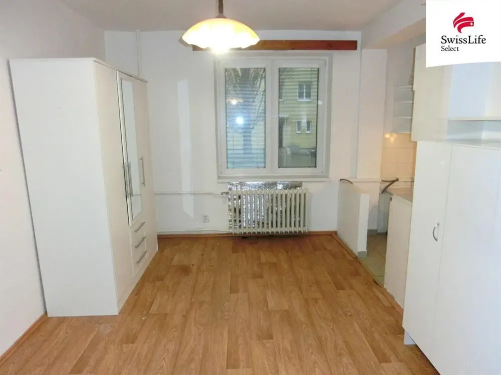 Schlafzimmer; holzboden, tageslicht