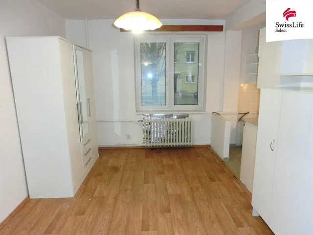 Schlafzimmer; holzboden, tageslicht