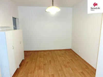 Schlafzimmer; holzboden, tageslicht