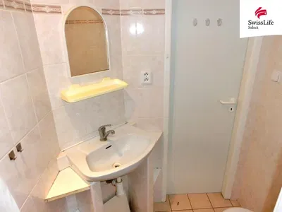 Toilette; fliesenboden, renovierungsbedürftig, tageslicht