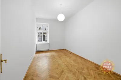 Sala de estar; chão de madeira, luz natural