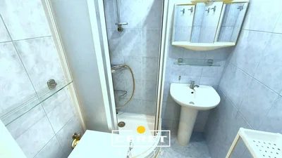 Salle de bain; carrelage, lumière naturelle, rénové