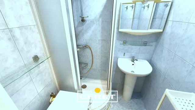 Salle de bain; carrelage, lumière naturelle, rénové