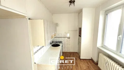 Cuisine; carrelage, parquet, lumière naturelle
