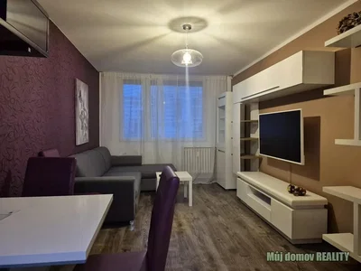 Sala de estar; estilo moderno, chão de madeira, luz natural