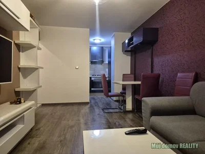 Sala de estar; estilo moderno, chão de madeira, luz natural