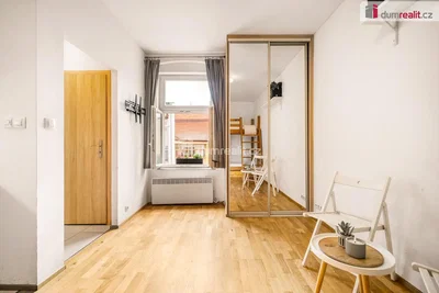 Chambre d'enfant; lumière naturelle, parquet, style moderne