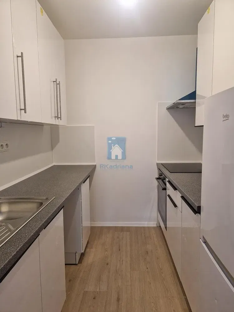 Cucina; elettrodomestici, pavimento in legno, ristrutturato
