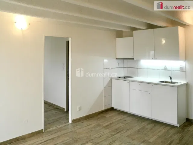 Kuchnia; sprzęt kuchenny, podłoga z płytek