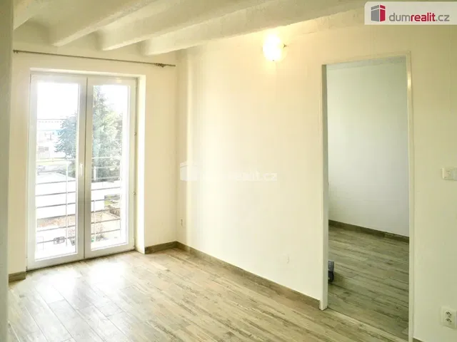 Salon; widok, podłoga drewniana, światło dzienne