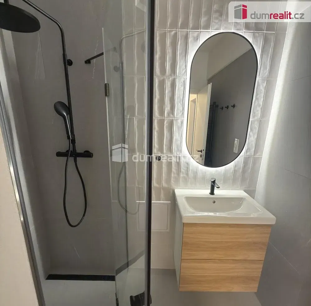 Badezimmer; fliesenboden, renoviert, tageslicht, moderner stil