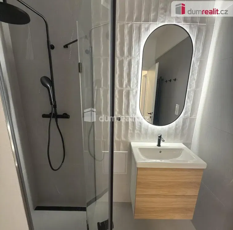 Badezimmer; fliesenboden, renoviert, tageslicht, moderner stil