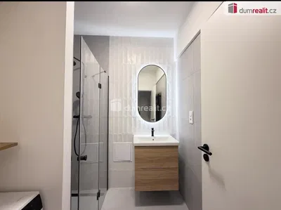 Badezimmer; fliesenboden, renoviert, tageslicht, moderner stil