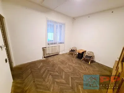 Wohnzimmer; holzboden, tageslicht