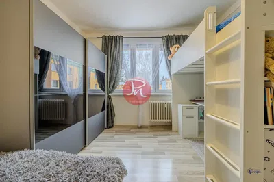 Dětský pokoj; dřevěná podlaha, přirozené světlo, moderní styl