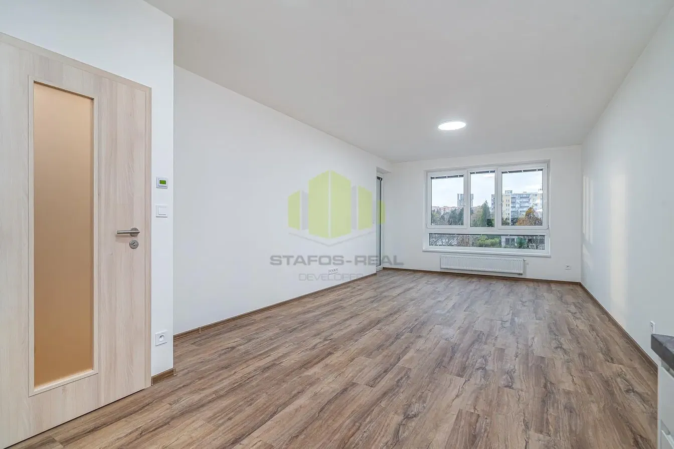 Wohnzimmer; blick, tageslicht, renoviert, fliesenboden