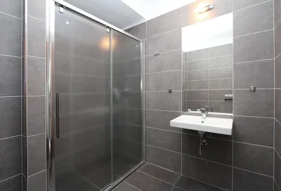 Badezimmer; fliesenboden, tageslicht, renoviert