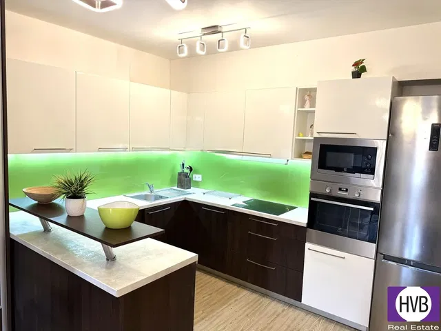 Kuhinja; kuhinjski aparati, prirodno svjetlo, moderni stil