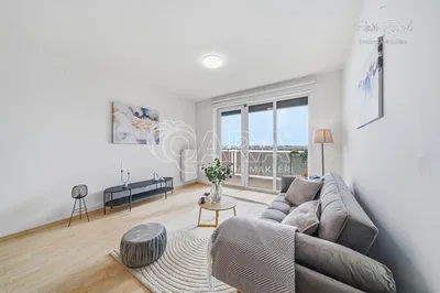 Obývací pokoj; výhled, dřevěná podlaha, přirozené světlo, moderní styl