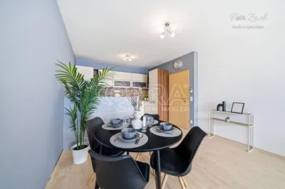 Kuchyně; moderní styl, dřevěná podlaha, přirozené světlo