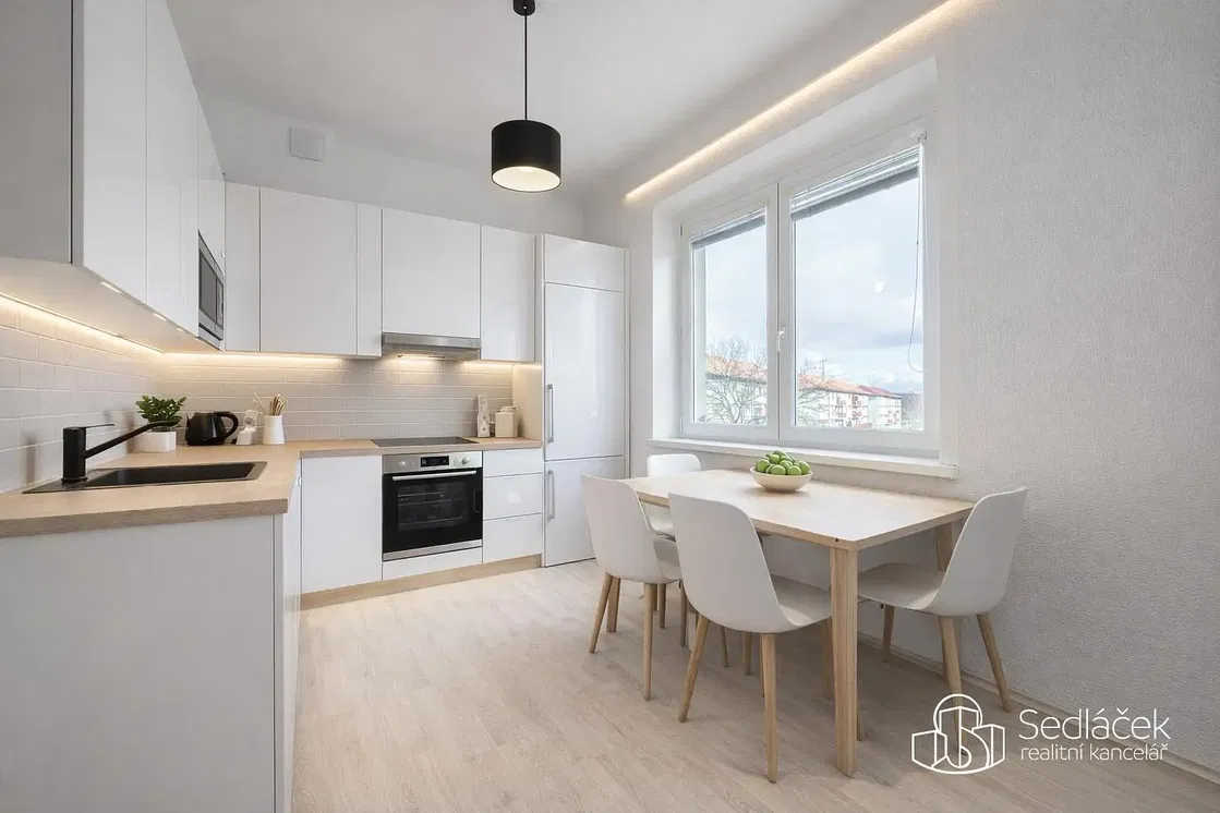 Kuhinja; kućanski aparati, prirodna svjetlost, moderan stil