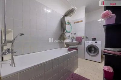 Kupaonica; pločice, potrebna renovacija, prirodna svjetlost