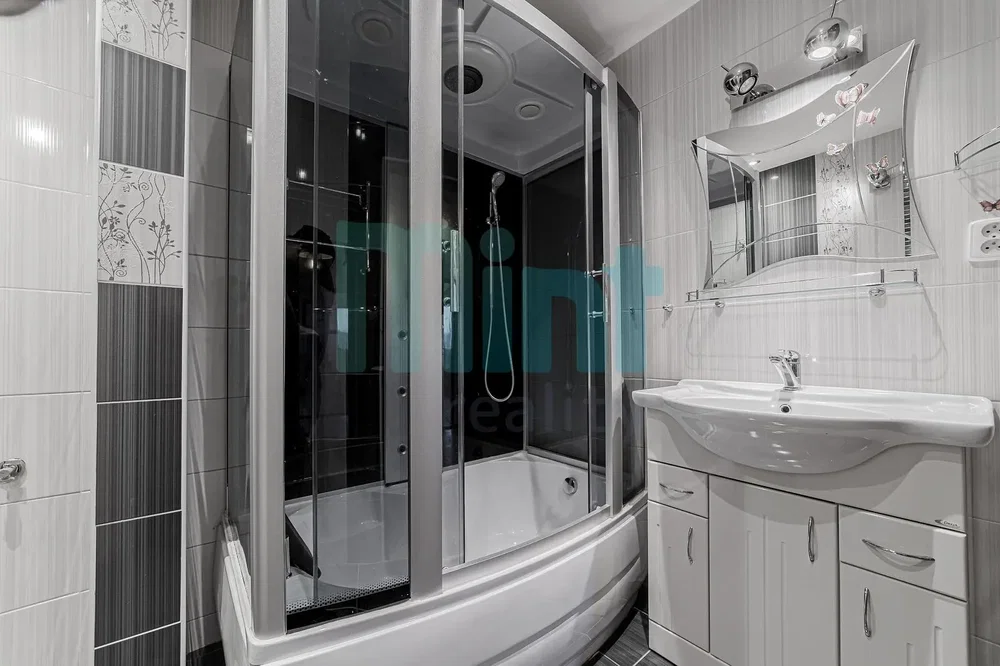 Купатило; плочице, реновиран, природно светло, модерни стил