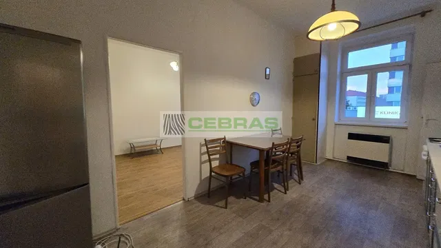 Кухня; дървен под, естествена светлина