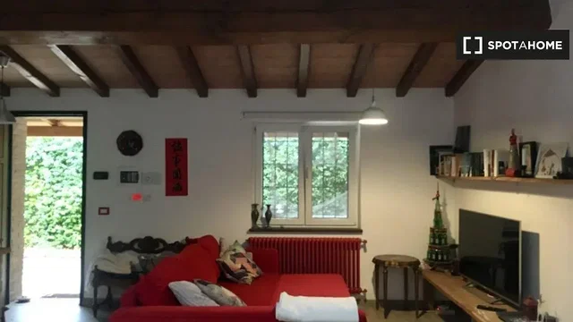 Soggiorno; luce naturale, travi in legno, stile rustico