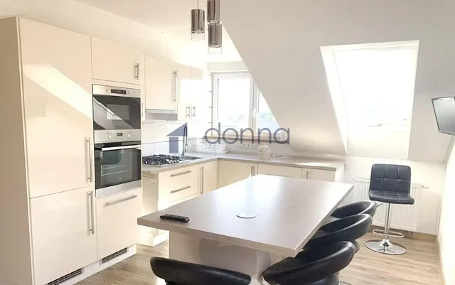 Cuisine; électroménager, lumière naturelle, style moderne, parquet